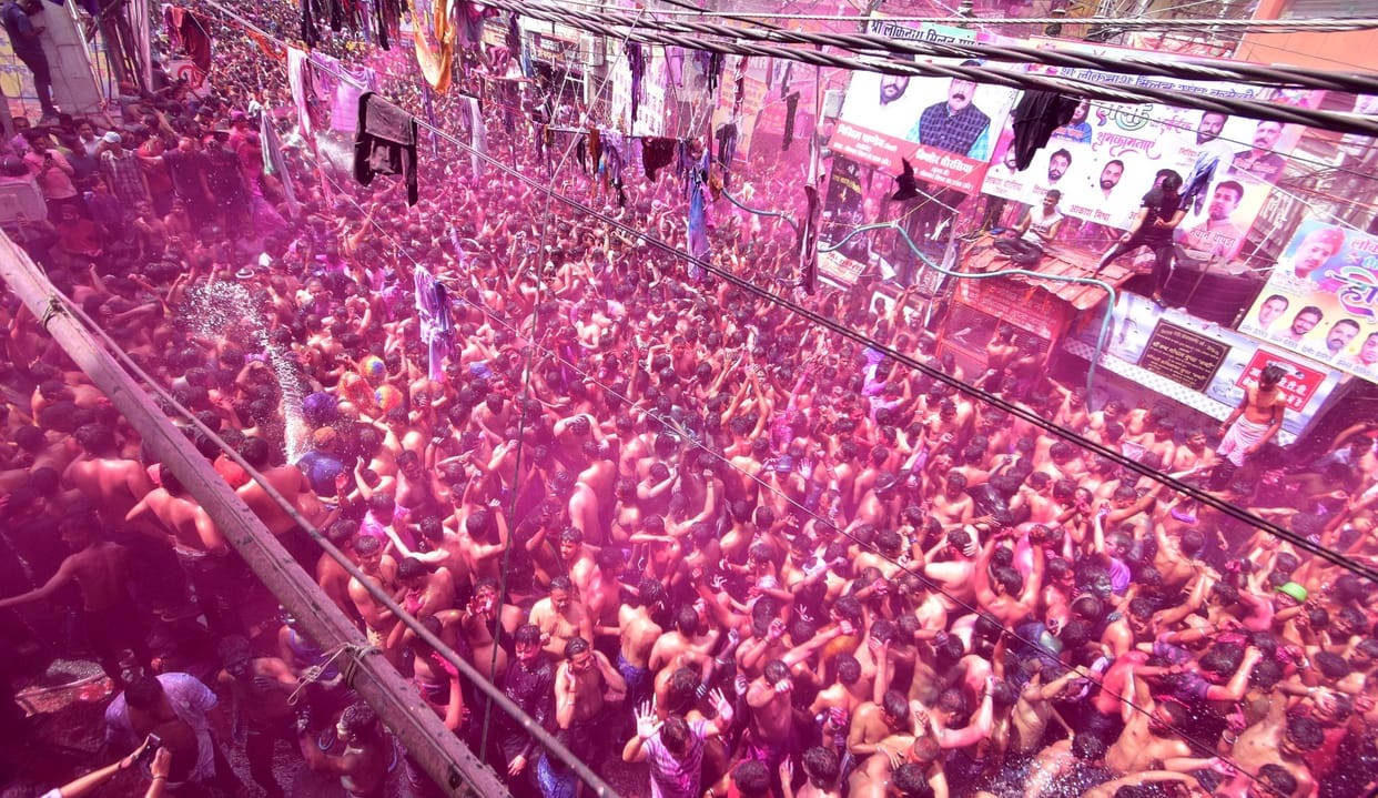 Holi was played with enthusiasm in Thatheri market for the third day, electricity spoiled the fun