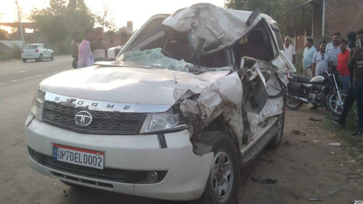 Safari collides with DCM on the highway, one constable dead, condition of two policemen critical