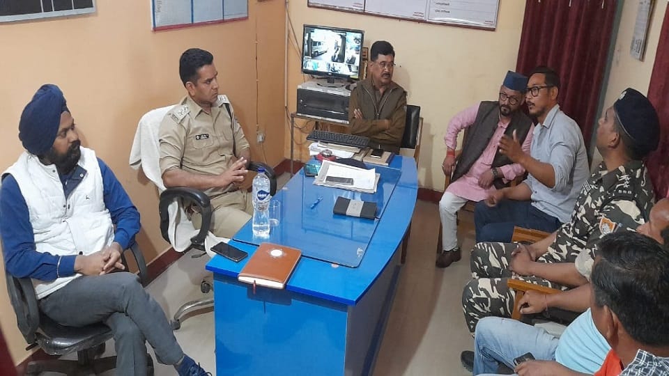 Meeting of officials regarding the fight between SSB jawan and businessman in pithoragarh