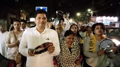 AAP demonstrated against the arrest of the Chief Minister by banging plates at night