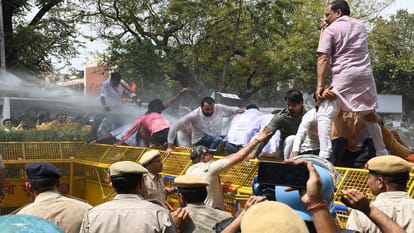 केजरीवाल के इस्तीफे की मांग को लेकर प्रदर्शन करती भाजपा