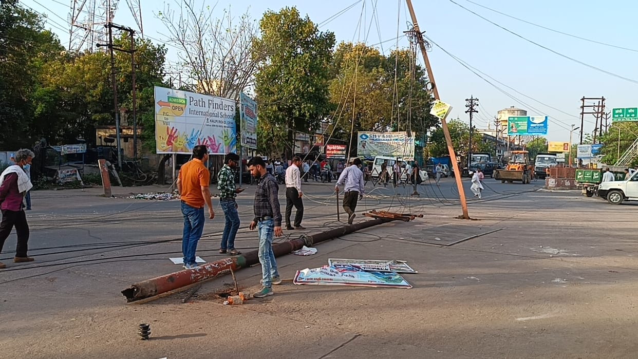 Major accident averted in Orai, Bus hits electric pole, eight poles broken, population of 10,000 affected, dri