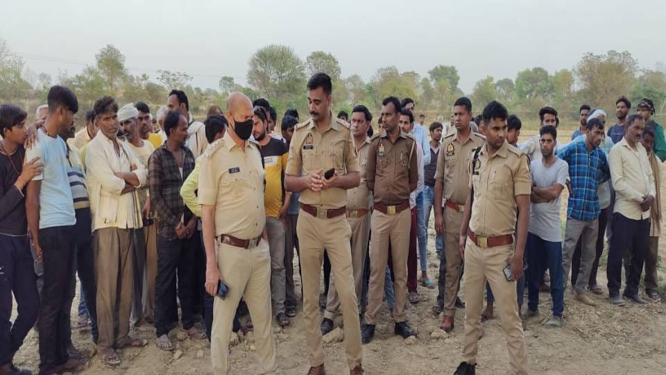 dead body of woman was found lying in field in Agra iron wire was tied around her neck