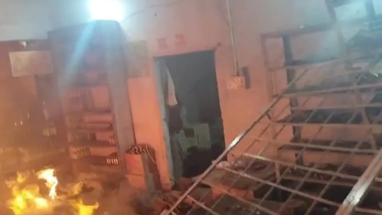 Jabalpur: Dead body of innocent girl found in pond, angry villagers set liquor shop on fire