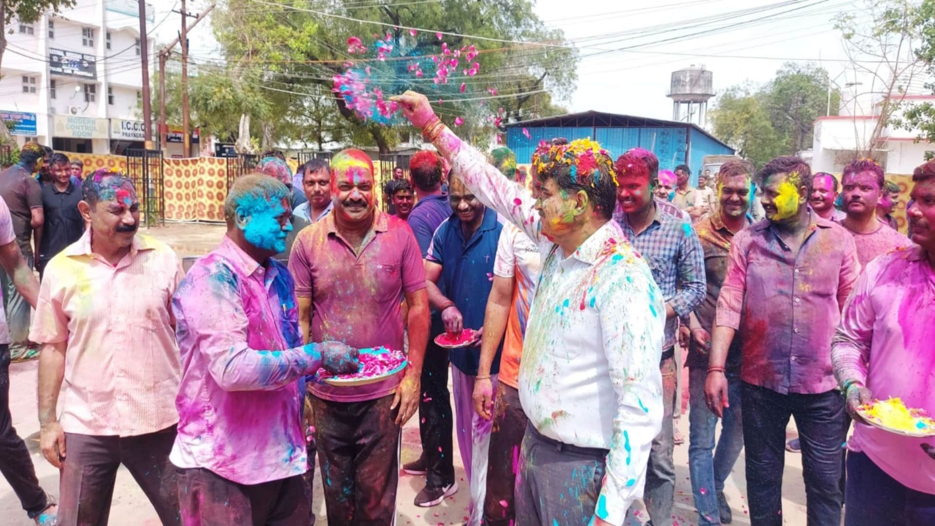 Loknath Ki Holi: 14 feet pichkari to 60 feet away, crowd gathered in Holi