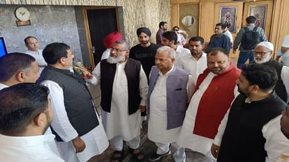 Discussion about Mohibullah Nadvi being SP candidate from Rampur, situation not clear in Moradabad.
