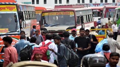 Increased crowd of people returning after celebrating the festival, there is no space in trains for the next s