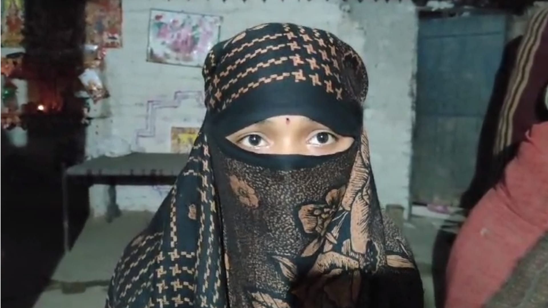 शाजापुर के पोलायकलां की लड़की ने लड़कों पर लगाया एसिड अटैक का आरोप।