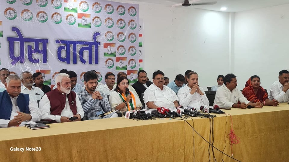 Shashi Singh attacked BJP said if 400 is crossed then democracy is in danger in Ambikapur