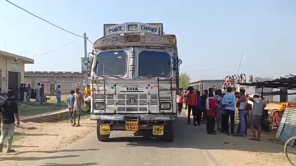 An uncontrolled truck loaded with cement crushed a young man walking on foot.