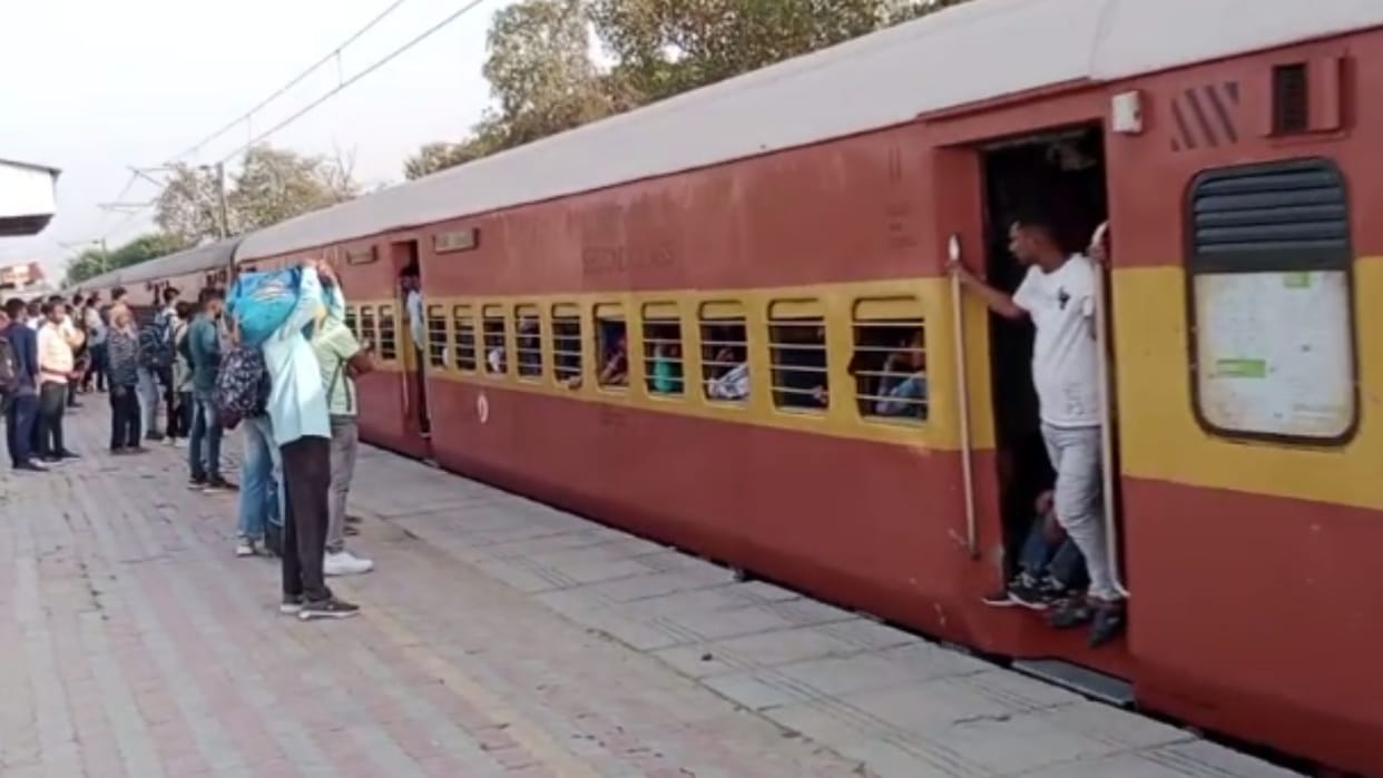 Waiting in train after holi fight for tickets