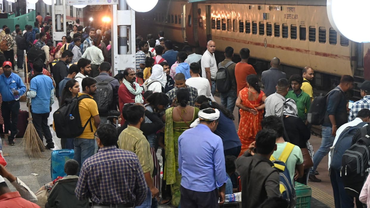 Mumbai Delhi trains Seat not confirmed passengers travel on floor