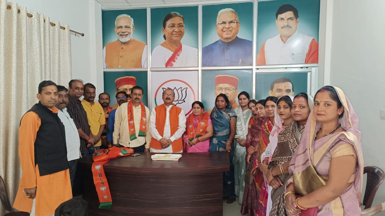 Anuppur News: Congress got a shock in Anuppur before nomination, two councilors took membership of BJP