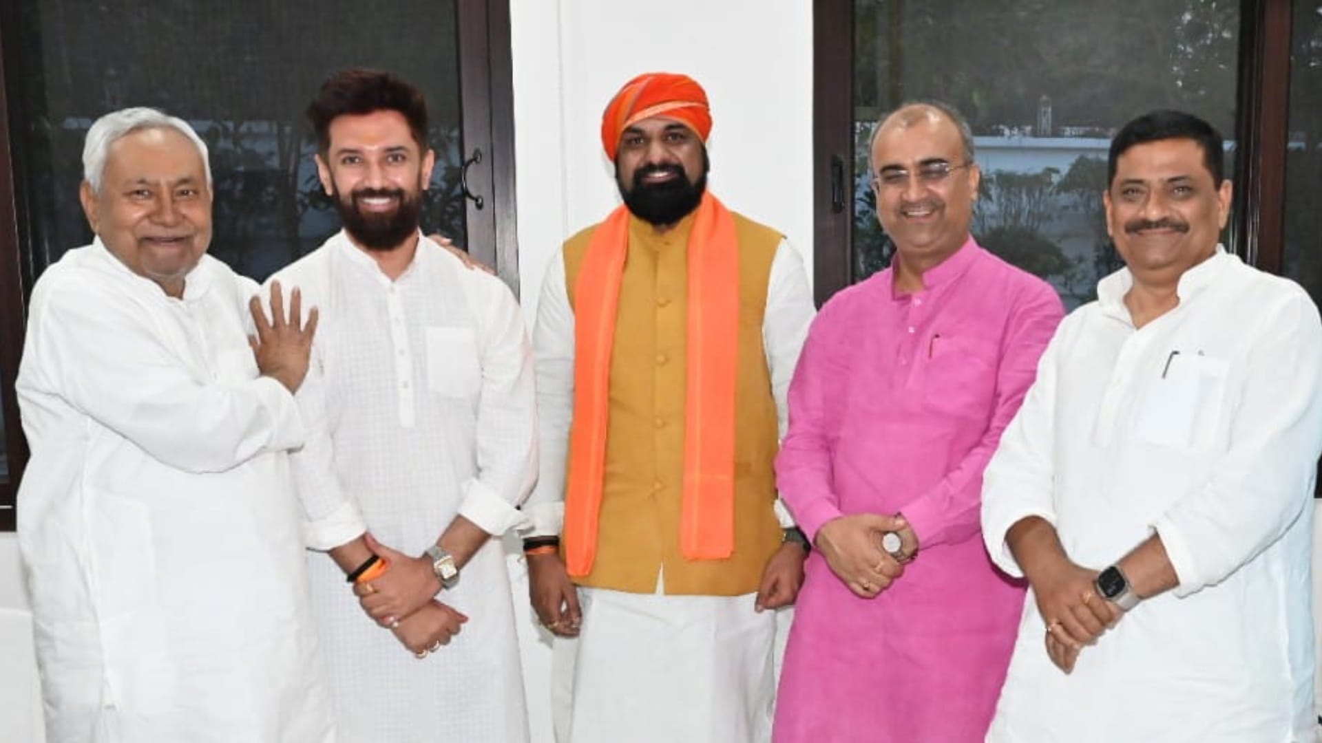 मुख्यमंत्री नीतीश कुमार के साथ सम्राट, चिराग, मंगल पाण्डेय और संजय झा।