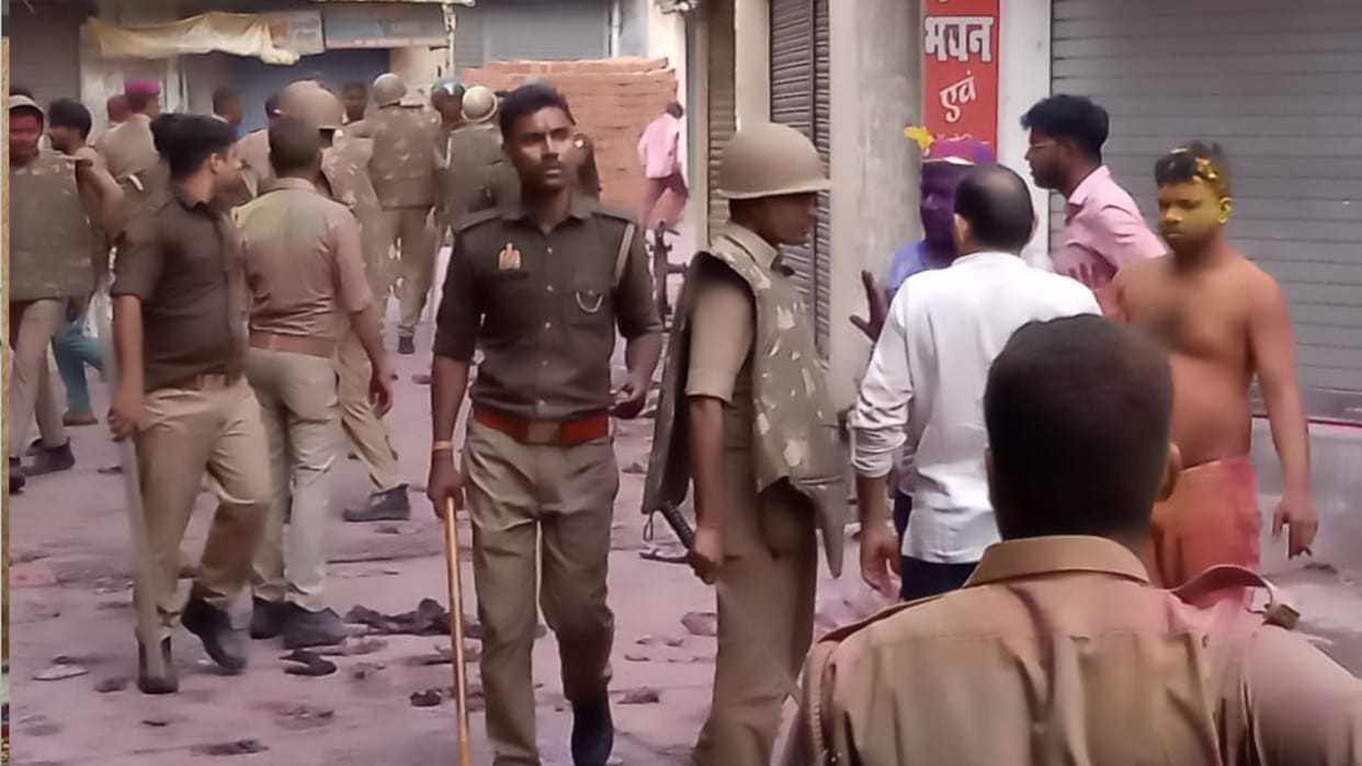 Police used batons in Holi dispute in Pipraich police station area of Gorakhpur, case registered