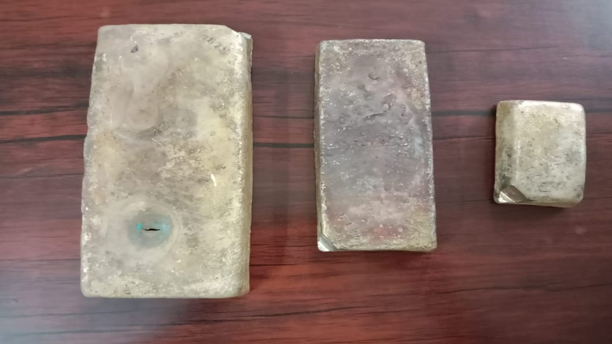 Raipur News: During checking police seized silver ingots worth two lakhs,