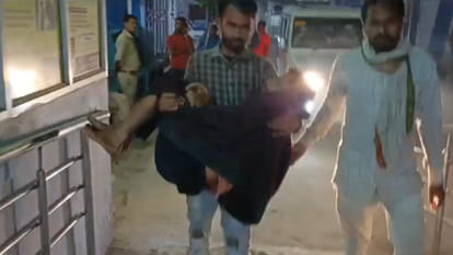 Begusarai News: जिला अस्पताल में स्ट्रेचर का अकाल, मरीज को खुद गोद में लेकर पहुंचे परिजन The relatives arrived with the patient in their arms