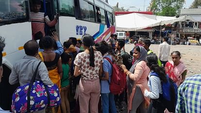 Jammu: ई बसों के खिलाफ निजी बस ऑपरेटरों का चक्का जाम, जम्मू, कठुआ, सांबा में यात्री परेशान jammu Chakka jam by private bus operators against e buses passengers suffer in Jammu Kathua Samba