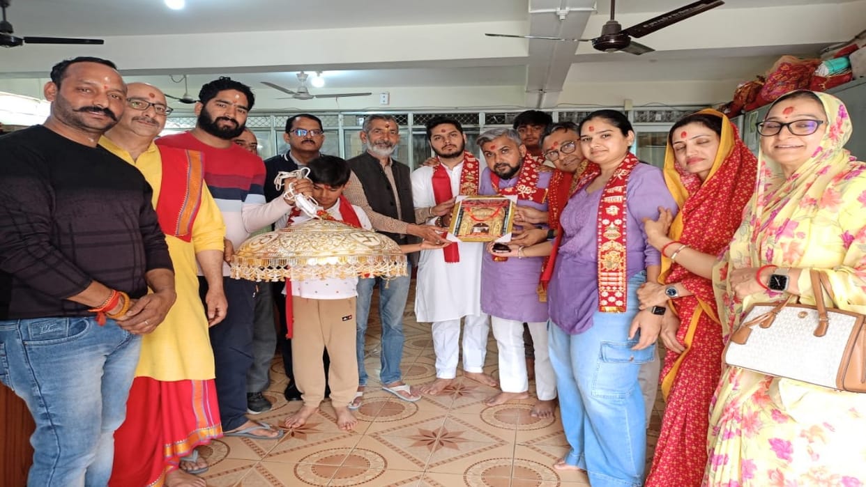 On fulfillment of the vow, devotees of Maharashtra offered 11 kg silver chatra to Jwalaji temple.