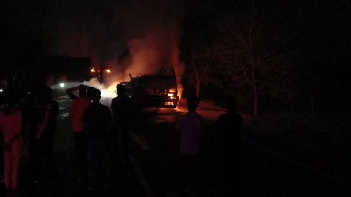 Mahoba accident, Two trucks collided on the highway, two including the driver burnt to death