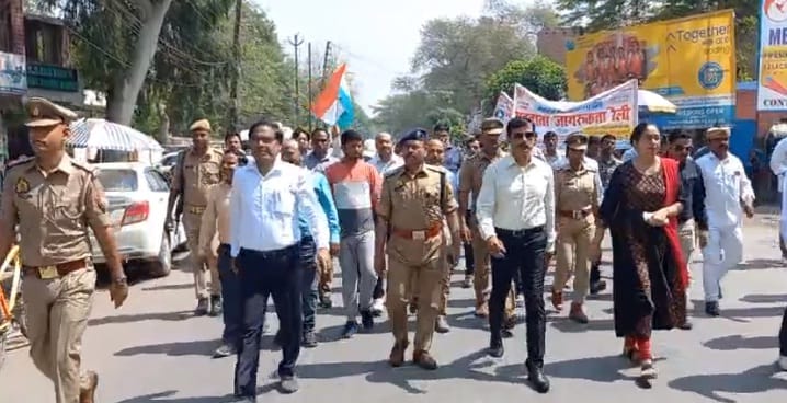 Voter awareness rally held in Hardoi, DM and SP showed the green flag, administered the oath of voting