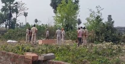 Gopalganj News: हत्या की आशंका को लेकर एक सप्ताह पहले दफनाई गई युवती, अब कब्रिस्तान से पुलिस ने निकलवाया शव police took the dead body out of the grave To solve the mystery of death