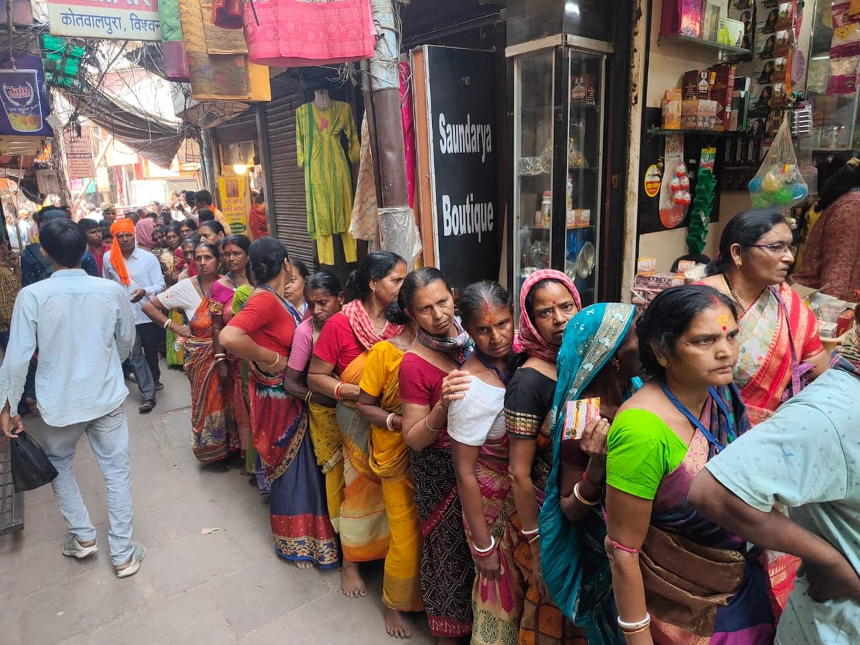 Shri Kashi Vishwanath Dham Devotees faint due to strong sunlight