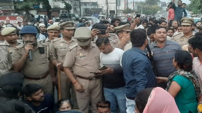 Moradabad: ससुराल में जहर के सेवन से युवक की मौत, परिजनों ने हाईवे पर शव रखकर किया हंगामा Moradabad: Youth dies due to consumption of poison, family members create ruckus on highway