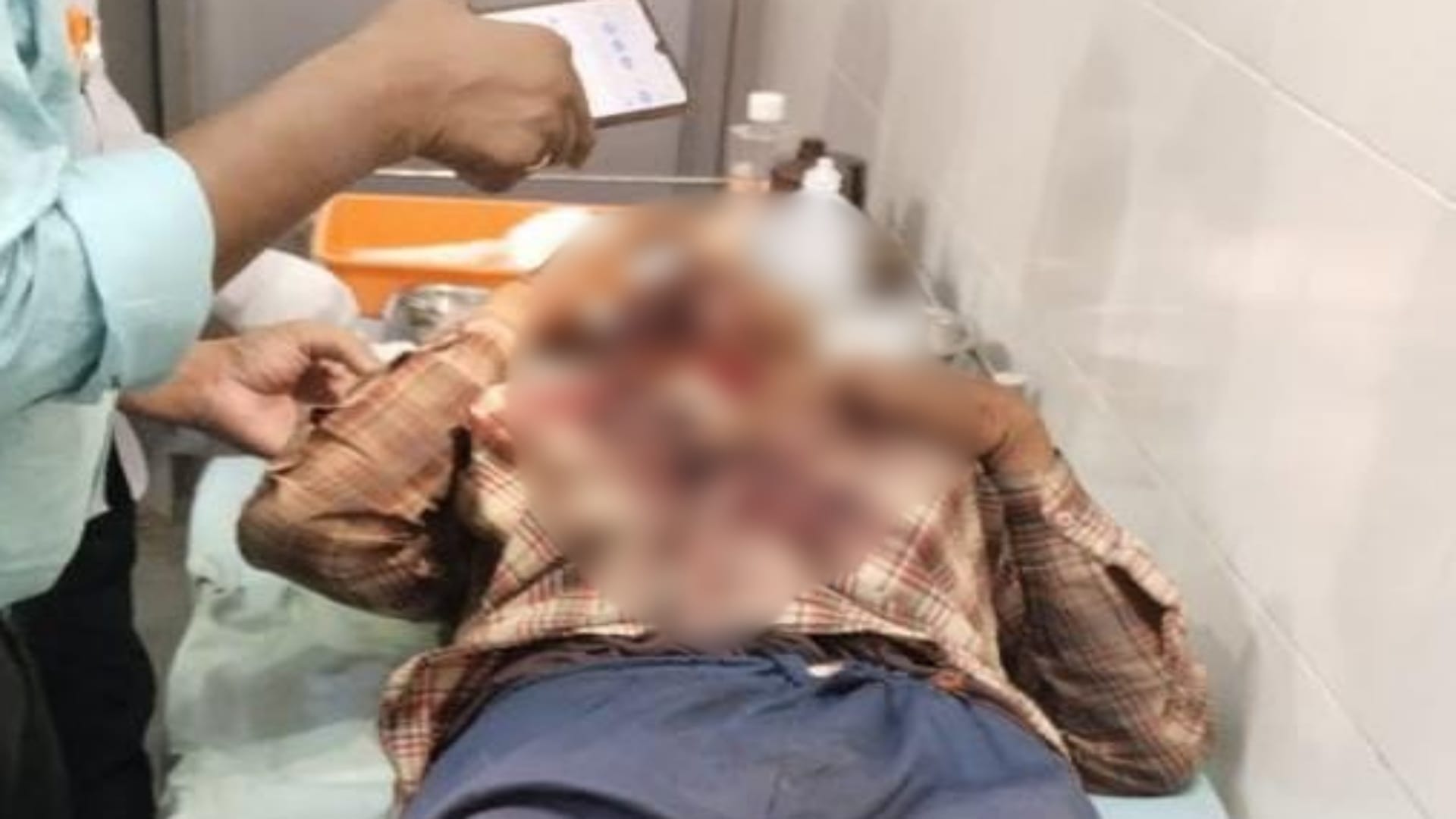 घायल का इलाज जारी