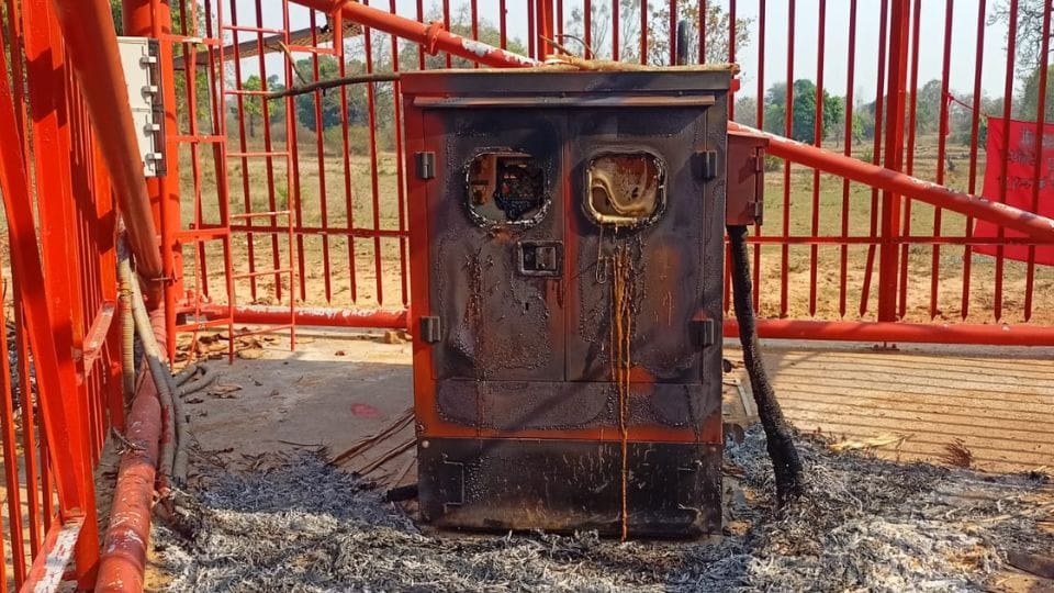 Naxalites set fire to mobile tower in Kondagaon