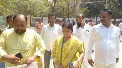 Jamui Lok Sabha: सीट बंटवारे से पहले राजद प्रत्याशी अर्चना रविदास ने भरा पर्चा, देखें बाकी नामांकन Bihar News: Lok Sabha Election 2024 RJD Candidate Archana ravidas jamui lok sabha against arun bharti ljp