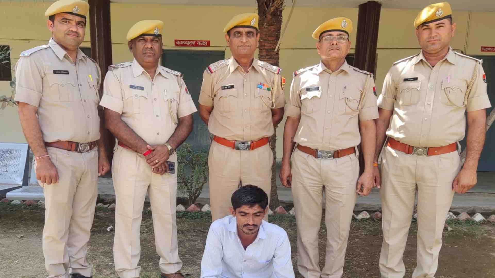 पुलिस की गिरफ्त में आरोपी।