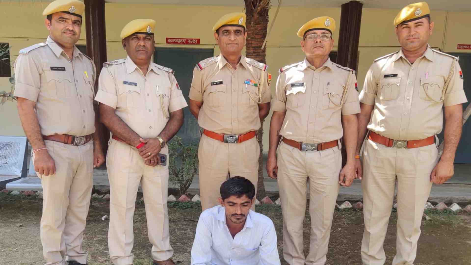 पुलिस की गिरफ्त में आरोपी।