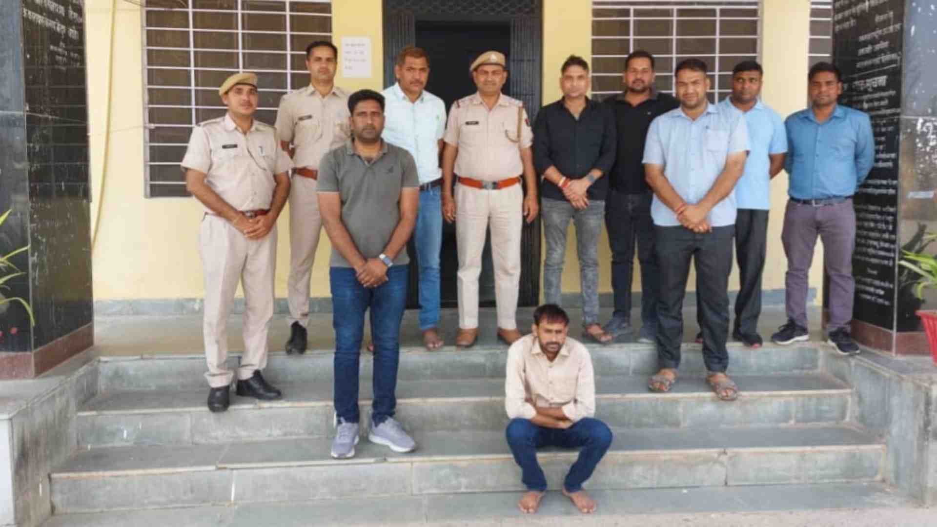 पुलिस की गिरफ्त में आरोपी।