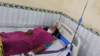 Woman attacked with knife on neck over old dispute