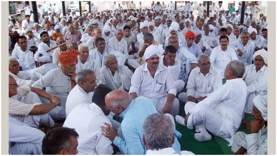 कुम्हा गांव में महापंचायत। (फाइल फोटो)