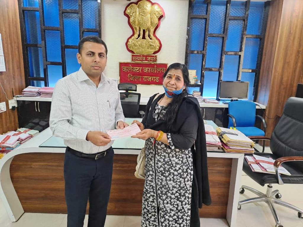राजगढ़ में रिटायर्ड प्रोफेसर ने सैनिक कल्याण निधि के लिए चेक सौंपा।