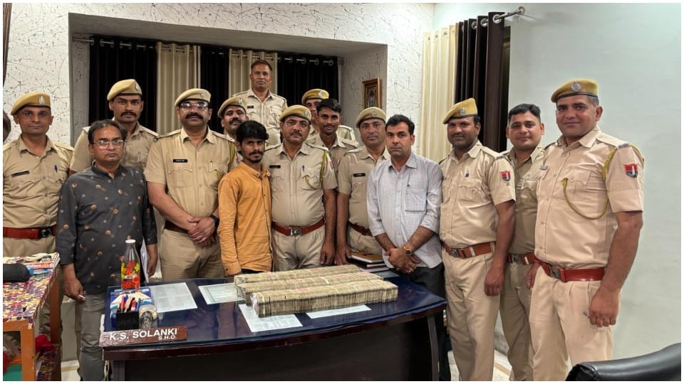 Rajsamand News: Rs 71.80 lakh found in bag of a youth traveling in bus police seized amount