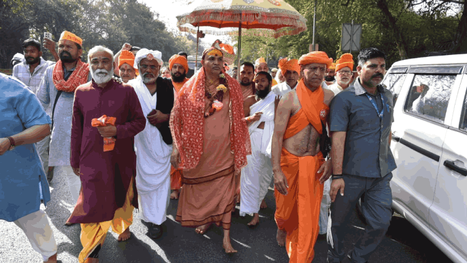Shankaracharya Avimukteshwaranand Saraswati march towards Parliament for cow protection today