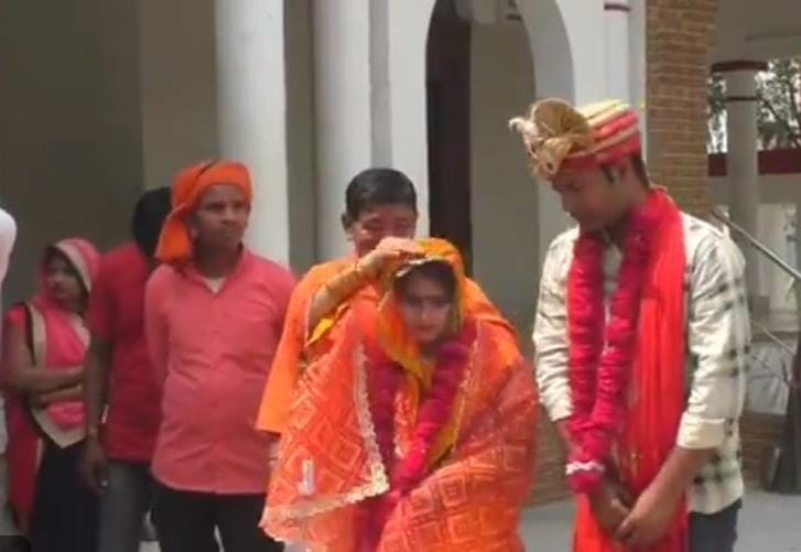 Hina changed her religion and marries with a hindu boy in Sitapur.