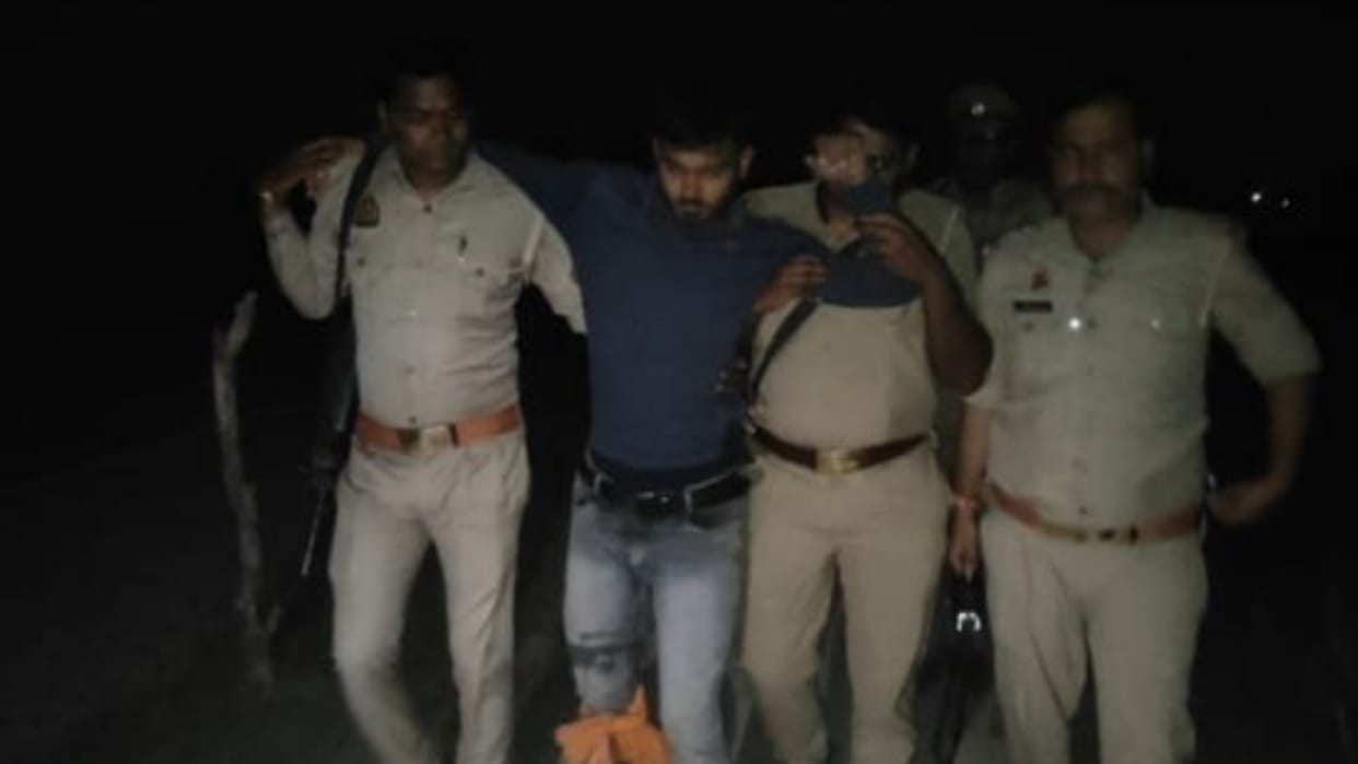 One injured in police encounter in Motigarpur thana in Sultanpur.