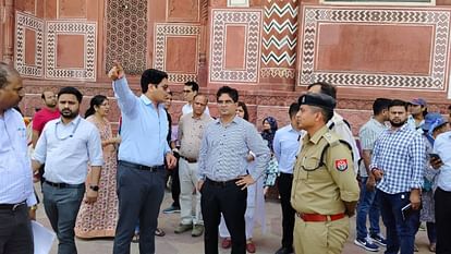 Joint Secretary of Ministry of Culture gave instructions to increase ticket vending machines in Taj Mahal