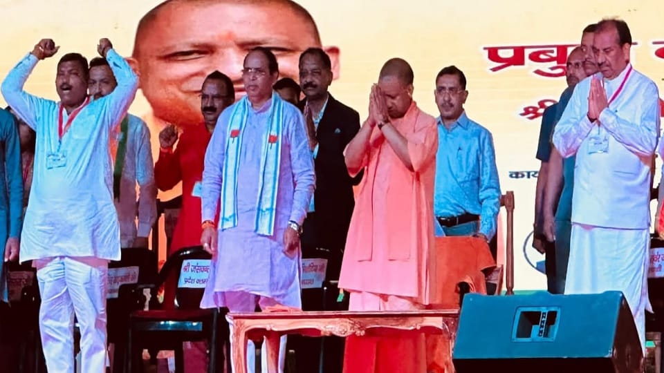 Yogi Adityanath: Curfew with one vote and Kanwar Yatra with one, familyism in SP-BSP and Congress
