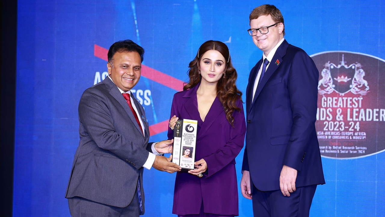 Arushi Nishank received Black Swan Champion of the Year Award Entertainment Uttarakhand News in hindi