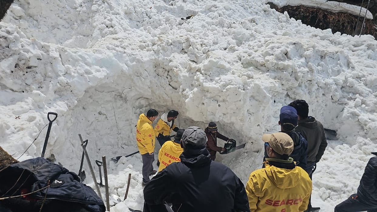 dead body of JCB operator buried in avalanche recovered after 24 hours
