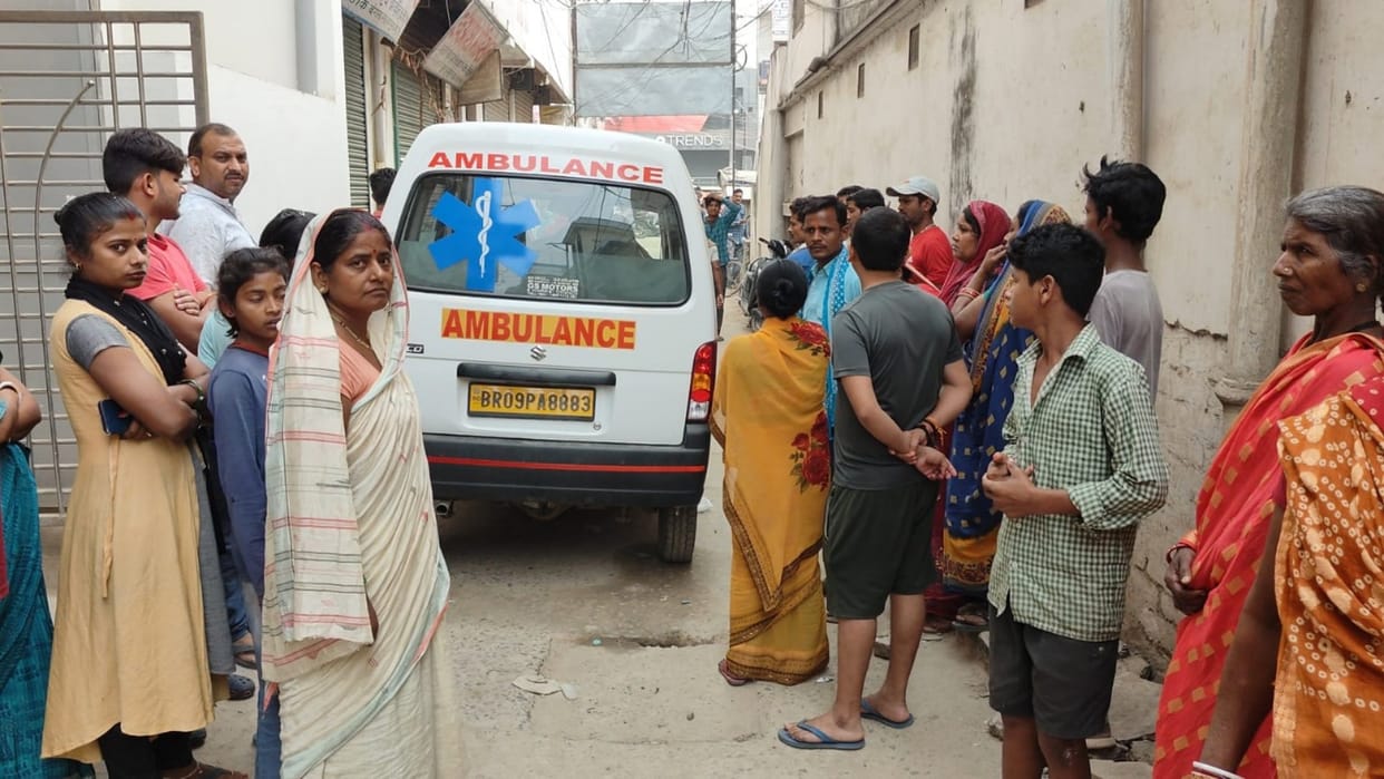Begusarai News: A woman was crushed to death due to fall of boundary wall pillar and gate