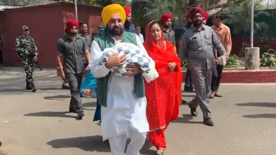 Punjab CM Bhagwant Mann arrived at his residence with his newborn baby girl