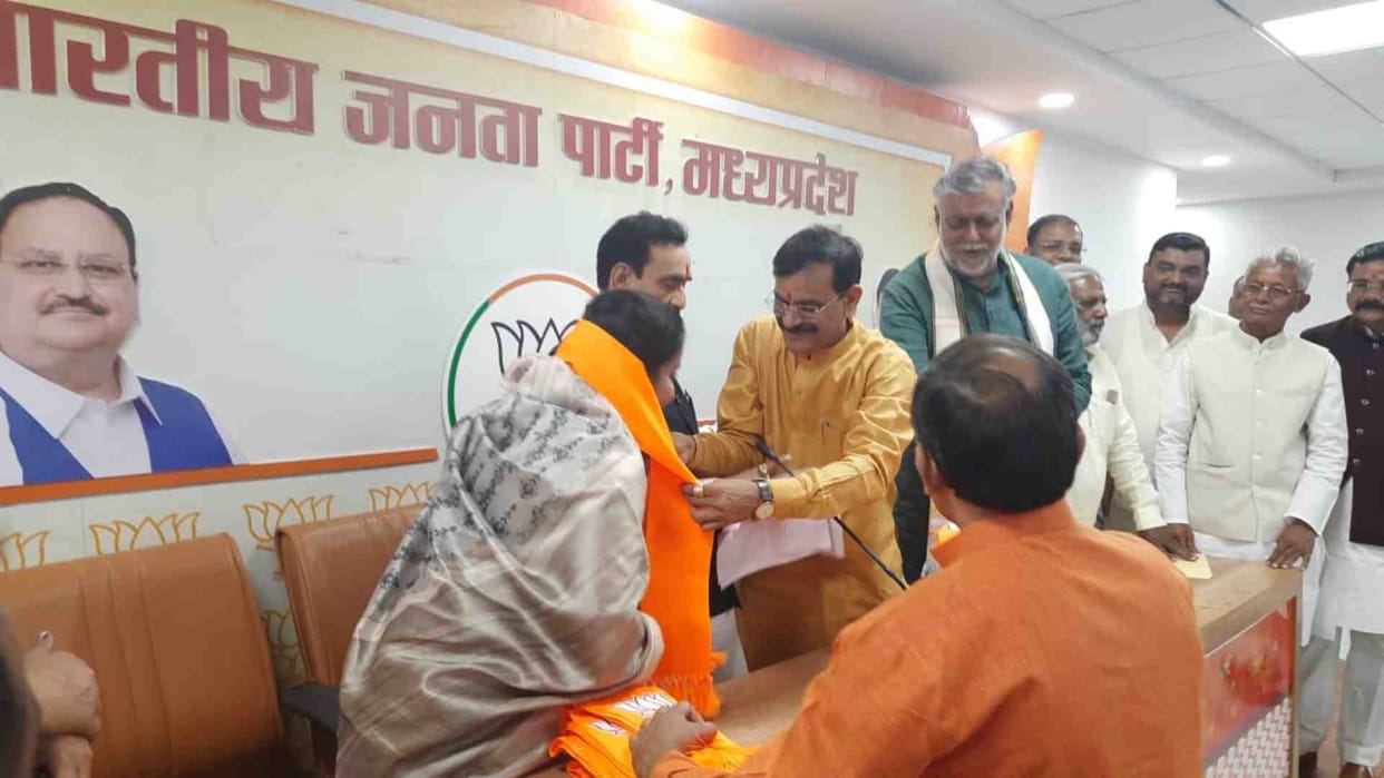 Damoh News: Damoh District Panchayat President joins BJP along with husband
