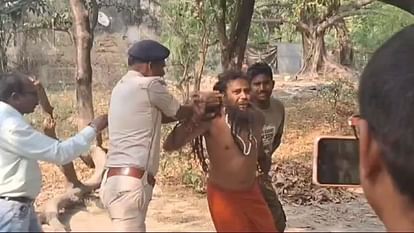 Bihar: A crazy sadhu beat young man to death in Motihari; People caught accused and handed him over to police