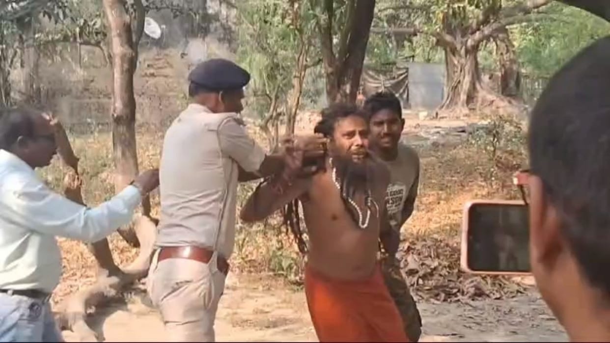 Bihar: A crazy sadhu beat young man to death in Motihari; People caught accused and handed him over to police